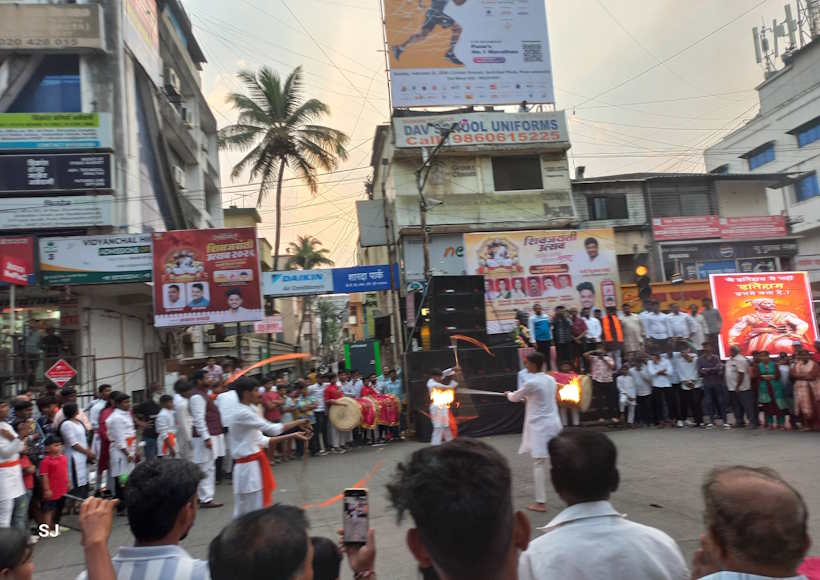 छत्रपति शिवाजी महाराज जयंती पर शिवनेरी किले में रेलिंग टूटी (तस्वीर क्रेडिट@sjoshi)