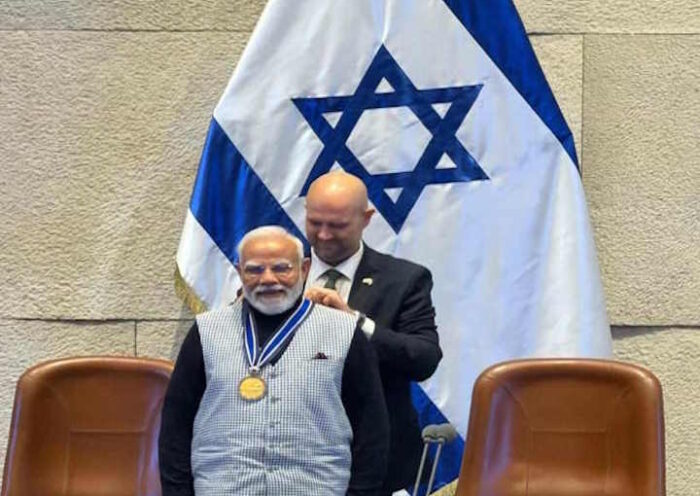 इजरायल में पीएम मोदी को ‘स्पीकर ऑफ द नेसेट मेडल’ से सम्मान (तस्वीर क्रेडिट@Mahaveer_VJ)