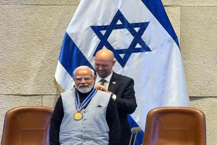 इजरायल में पीएम मोदी को ‘स्पीकर ऑफ द नेसेट मेडल’ से सम्मान (तस्वीर क्रेडिट@Mahaveer_VJ)
