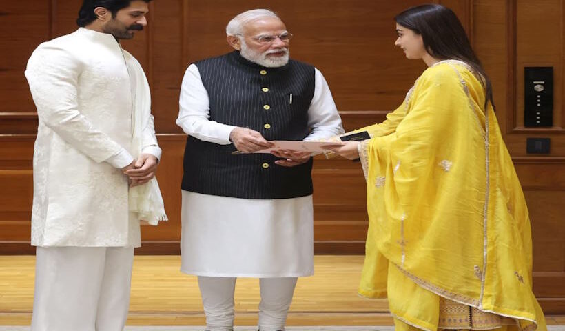 विजय देवरकोंडा और रश्मिका मंदाना ने पीएम मोदी को दिया वेडिंग रिसेप्शन का न्योता (तस्वीर क्रेडिट@vamsikaka)