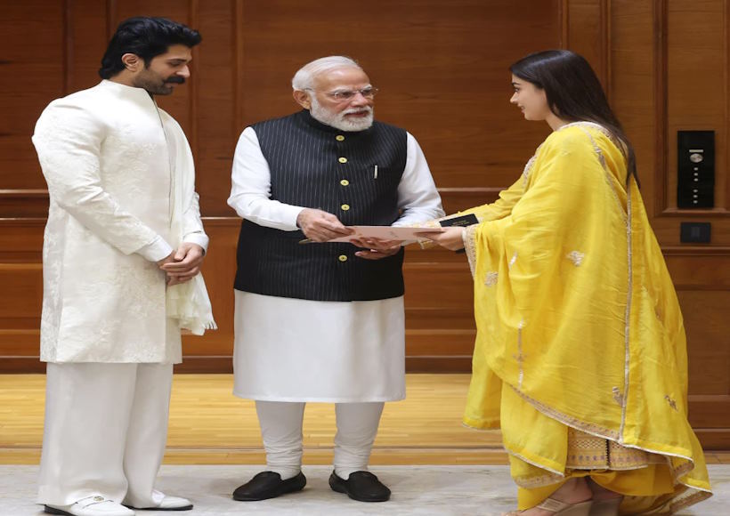 विजय देवरकोंडा और रश्मिका मंदाना ने पीएम मोदी को दिया वेडिंग रिसेप्शन का न्योता (तस्वीर क्रेडिट@vamsikaka)