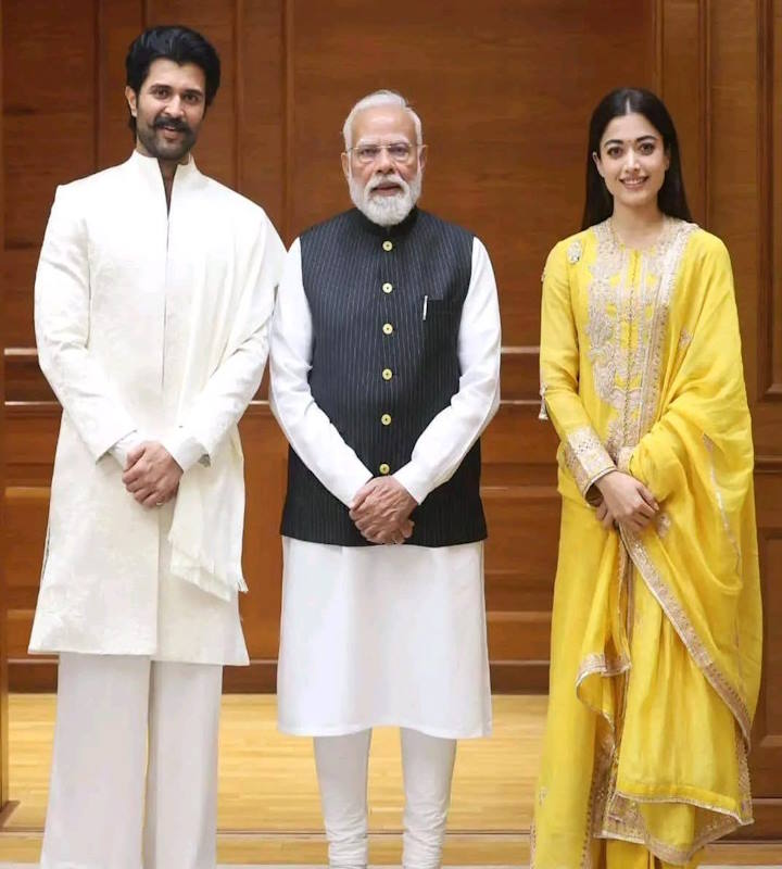 विजय देवरकोंडा और रश्मिका मंदाना ने पीएम मोदी को दिया वेडिंग रिसेप्शन का न्योता (तस्वीर क्रेडिट@vamsikaka)