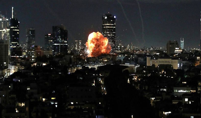 मिनाब में आईआरजीसी नौसैनिक अड्डे पर हमले का नया वीडियो सामने आया (तस्वीर क्रेडिट@SputnikInt)