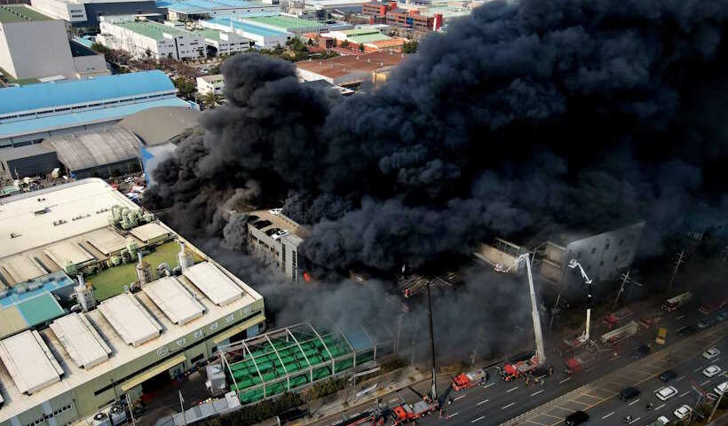 दक्षिण कोरिया के डेयजॉन में फैक्ट्री में भीषण आग (तस्वीर क्रेडिट@FapeFop90614)