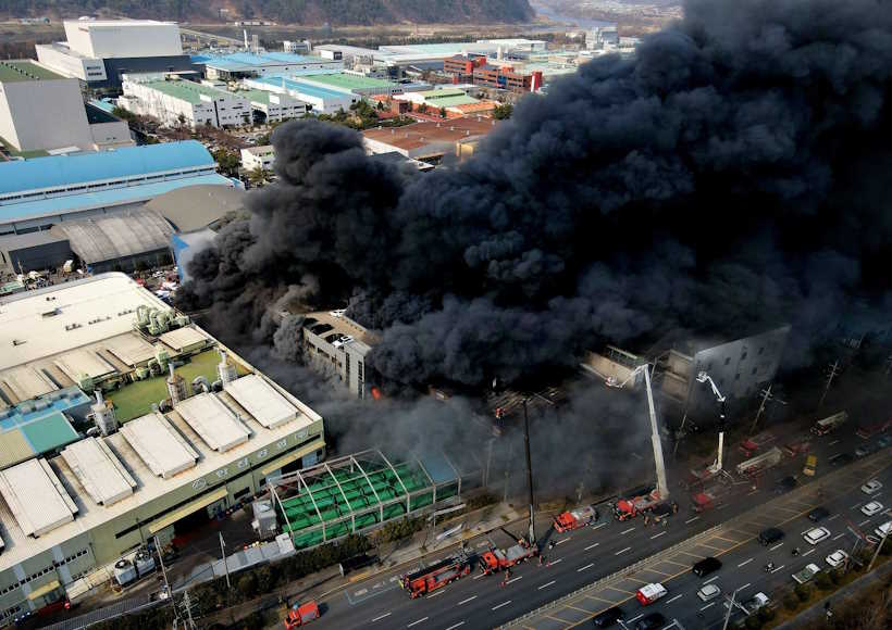 दक्षिण कोरिया के डेयजॉन में फैक्ट्री में भीषण आग (तस्वीर क्रेडिट@FapeFop90614)