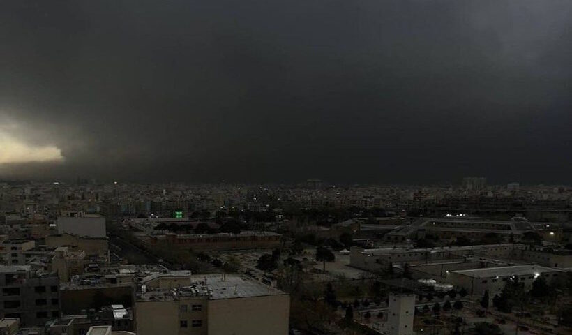 ईरान के तेल ठिकानों पर हमलों के बाद “ब्लैक रेन” का खतरा (तस्वीर क्रेडिट@rashtra_press)