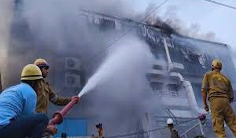 नोएडा की इलेक्ट्रॉनिक मीटर फैक्ट्री में भीषण आग (तस्वीर क्रेडिट@UnitedBharatUP)