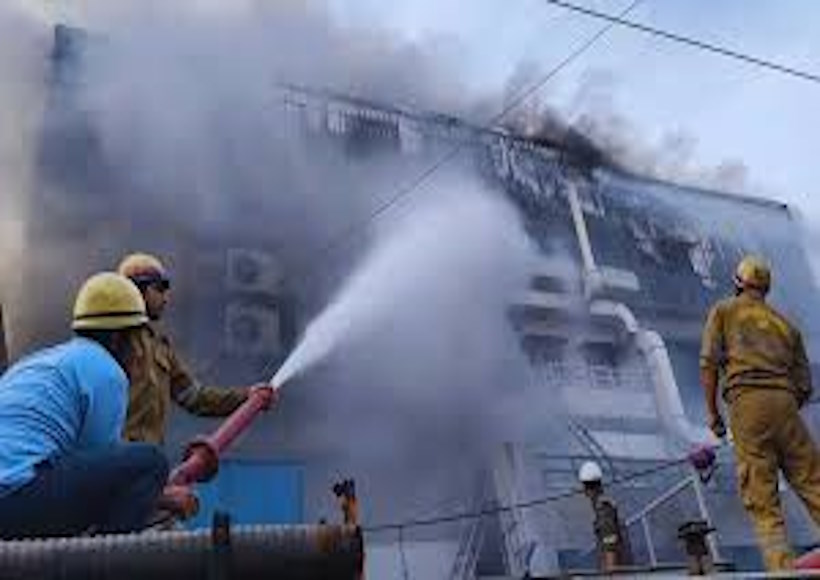 नोएडा की इलेक्ट्रॉनिक मीटर फैक्ट्री में भीषण आग (तस्वीर क्रेडिट@UnitedBharatUP)