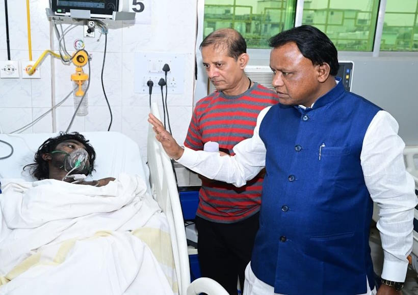 कटक के एससीबी मेडिकल कॉलेज अस्पताल में भीषण आग से 10 मरीजों की मौत (तस्वीर क्रेडिट@np_nationpress)