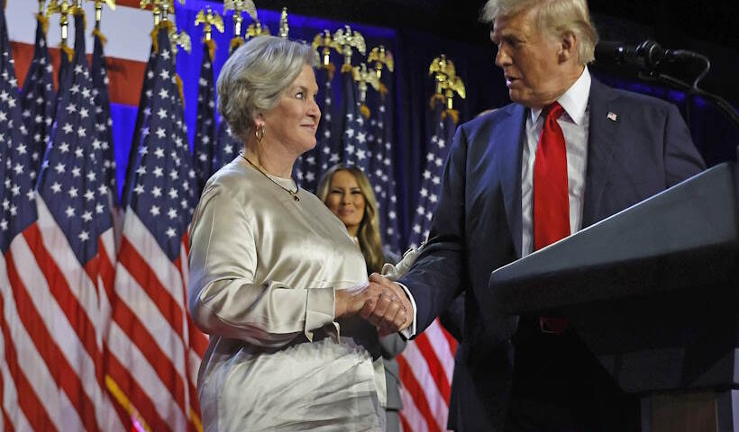 राष्ट्रपति डोनाल्ड ट्रंप और व्हाइट हाउस की चीफ ऑफ स्टाफ सुसी वाइल्स (तस्वीर क्रेडिट@UnrealPOV)