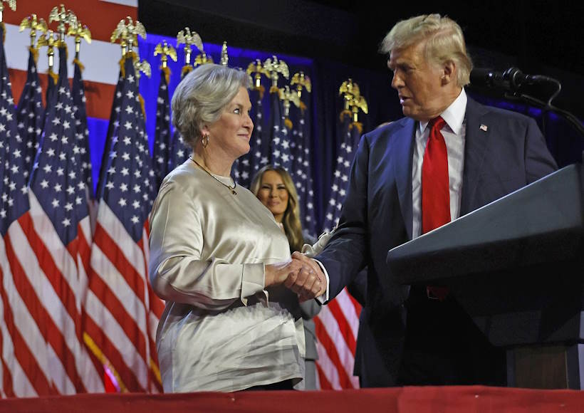 राष्ट्रपति डोनाल्ड ट्रंप और व्हाइट हाउस की चीफ ऑफ स्टाफ सुसी वाइल्स (तस्वीर क्रेडिट@UnrealPOV)