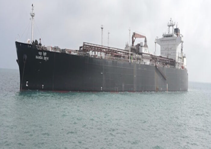 एलपीजी लेकर ‘नंदा देवी’ वडीनार पहुँचा (तस्वीर क्रेडिट@Deendayal_Port)