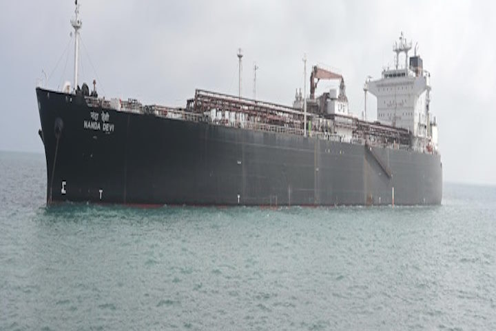 एलपीजी लेकर ‘नंदा देवी’ वडीनार पहुँचा (तस्वीर क्रेडिट@Deendayal_Port)