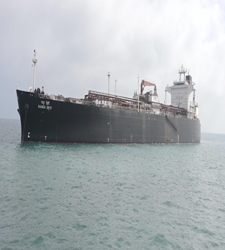 एलपीजी लेकर ‘नंदा देवी’ वडीनार पहुँचा (तस्वीर क्रेडिट@Deendayal_Port)