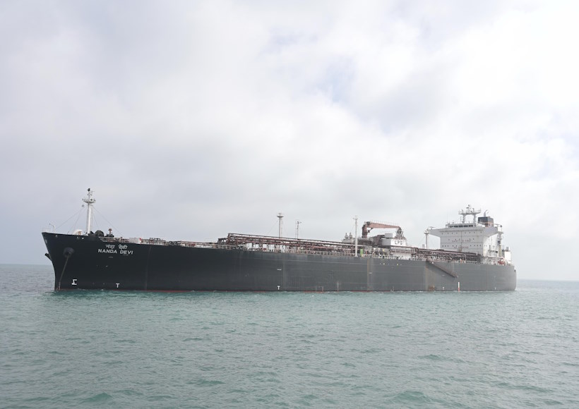 एलपीजी लेकर ‘नंदा देवी’ वडीनार पहुँचा (तस्वीर क्रेडिट@Deendayal_Port)