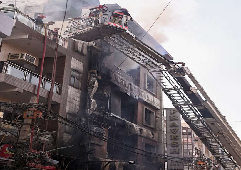 दिल्ली के पालम में चार मंजिला इमारत में भीषण आग (तस्वीर क्रेडिट@airnewsalerts)