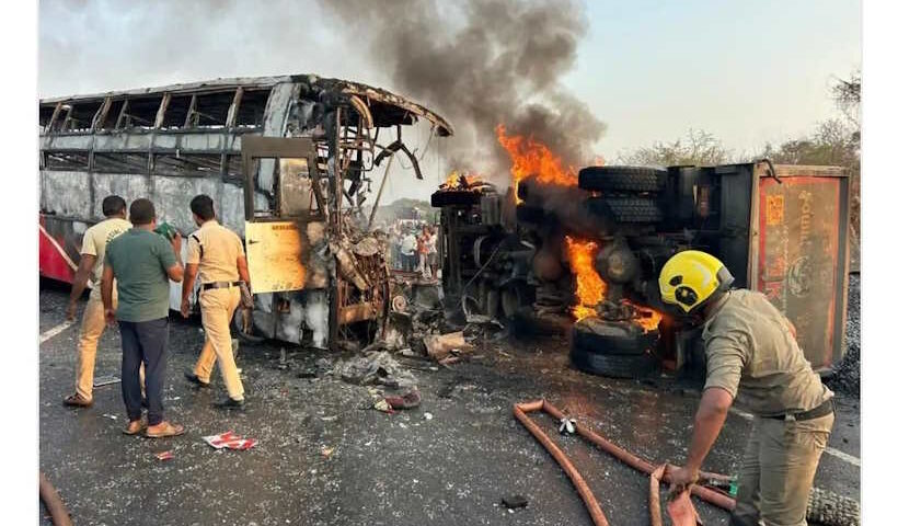 आंध्र प्रदेश के मार्कपुरम में भीषण बस-ट्रक हादसा (तस्वीर क्रेडिट@Nalanda_index)