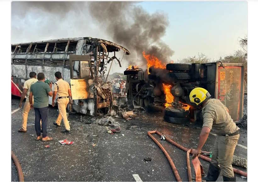 आंध्र प्रदेश के मार्कपुरम में भीषण बस-ट्रक हादसा (तस्वीर क्रेडिट@Nalanda_index)