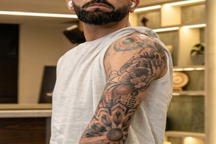 विराट कोहली का नया टैटू बना चर्चा का विषय (तस्वीर क्रेडिट@rabiyask2021)