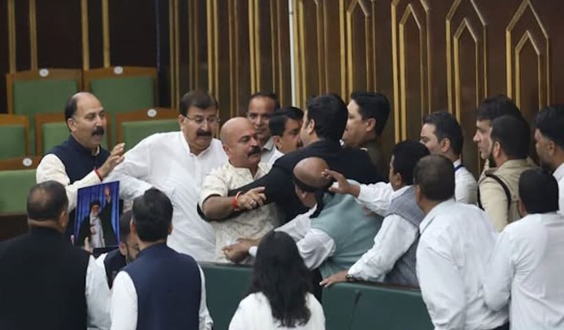 जम्मू-कश्मीर विधानसभा में हंगामा (तस्वीर क्रेडिट@RiCkY_847)