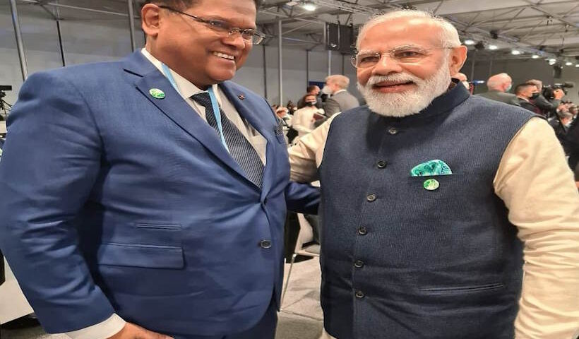 प्रधानमंत्री नरेंद्र मोदी और सूरीनाम के पूर्व राष्ट्रपति चंद्रिकाप्रसाद संतोखी (तस्वीर क्रेडिट@narendramodi)