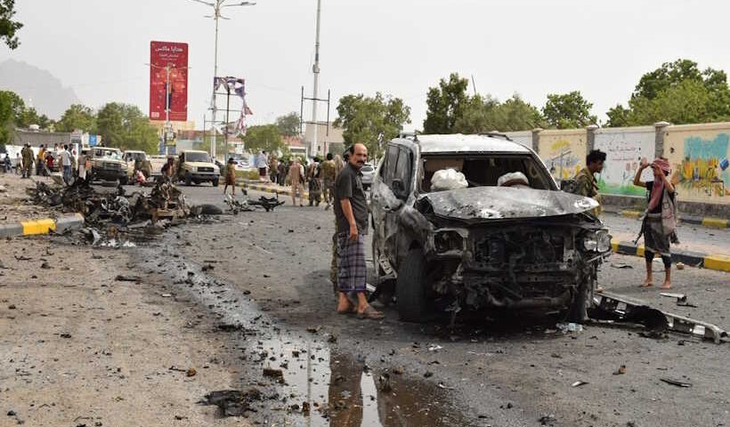 अदन में एक यमनी सैन्य अधिकारी के काफिले पर कार बम से हुए हमले के स्थल का सुरक्षा बलों ने निरीक्षण किया