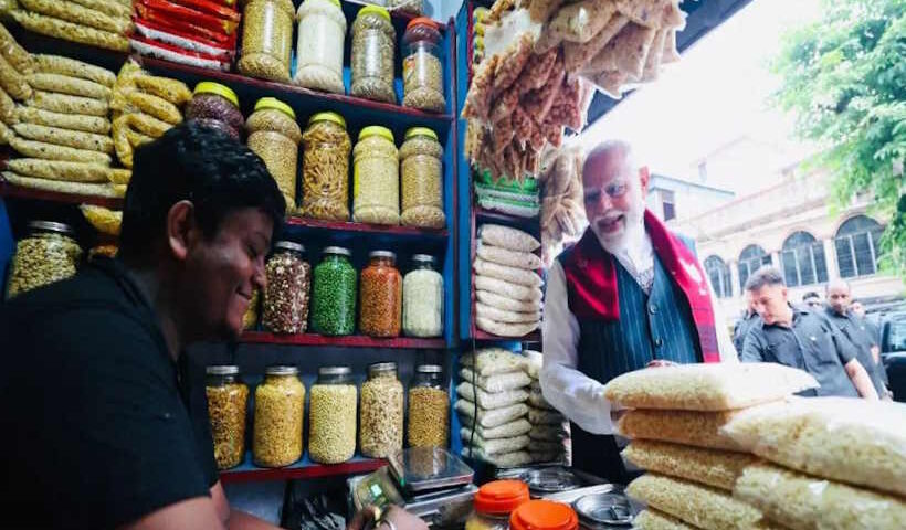 पश्चिम बंगाल विधानसभा चुनाव प्रचार के बीच पीएम मोदी का 'झालमुरी' ब्रेक