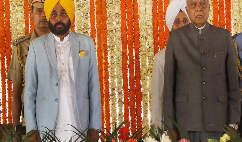 शपथ ग्रहण समारोह के दौरान पंजाब के राज्यपाल बनवारीलाल पुरोहित के साथ आप नेता भगवत मान