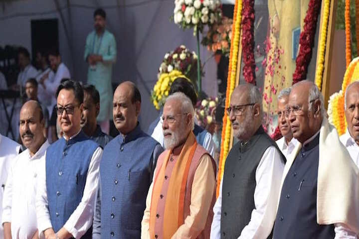 अंबेडकर जयंती पर संसद में श्रद्धांजलि (तस्वीर क्रेडिट@Shekharyadav02)