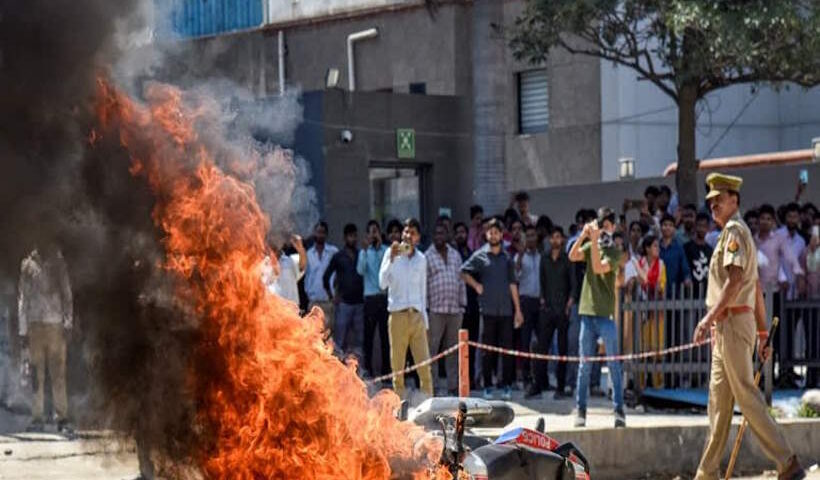 नोएडा श्रमिक आंदोलन में भड़काऊ ऑडियो और चैट सामने आए (तस्वीर क्रेडिट@AlternateMediaX)