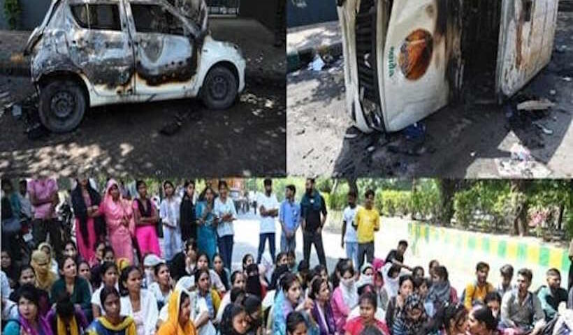 नोएडा में वेतन वृद्धि को लेकर कर्मचारियों का उग्र प्रदर्शन (तस्वीर क्रेडिट@ANSHUBAJPAI1)