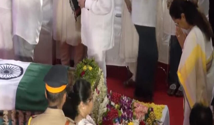 मुंबई में राजकीय सम्मान के साथ होगा आशा भोसले का अंतिम संस्कार (तस्वीर क्रेडिट@supriya_sule)