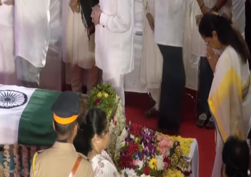 मुंबई में राजकीय सम्मान के साथ होगा आशा भोसले का अंतिम संस्कार (तस्वीर क्रेडिट@supriya_sule)