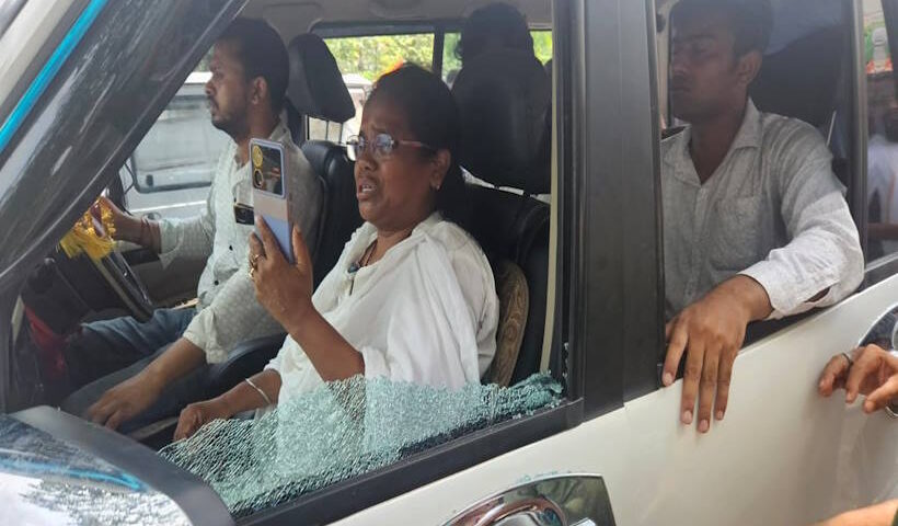 जगतदल में टीएमसी-भाजपा कार्यकर्ताओं के बीच हिंसक झड़प में घायल(तस्वीर क्रेडिट@jeetendraswami)