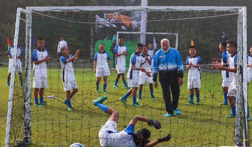 प्रधानमंत्री मोदी गंगटोक में बच्चों संग फुटबॉल खेलते नजर आए (तस्वीर क्रेडिट@mohol_murlidhar)