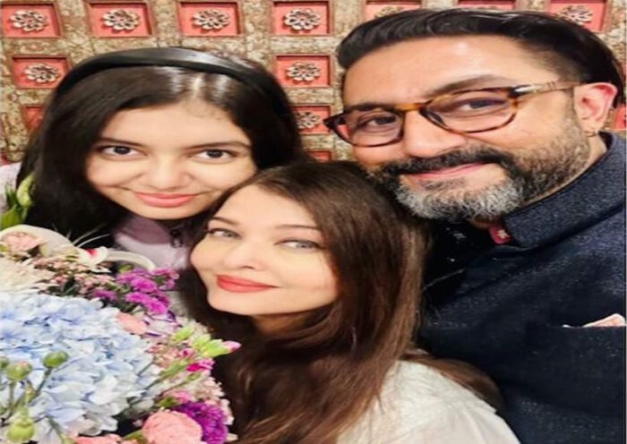 सालगिरह पर साथ दिखे ऐश्वर्या-अभिषेक (तस्वीर क्रेडिट@BollywoodH)