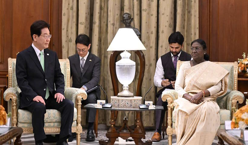 राष्ट्रपति द्रौपदी मुर्मू और दक्षिण कोरिया के राष्ट्रपति ली जे-म्युंग (तस्वीर क्रेडिट@AIRNewsHindi)