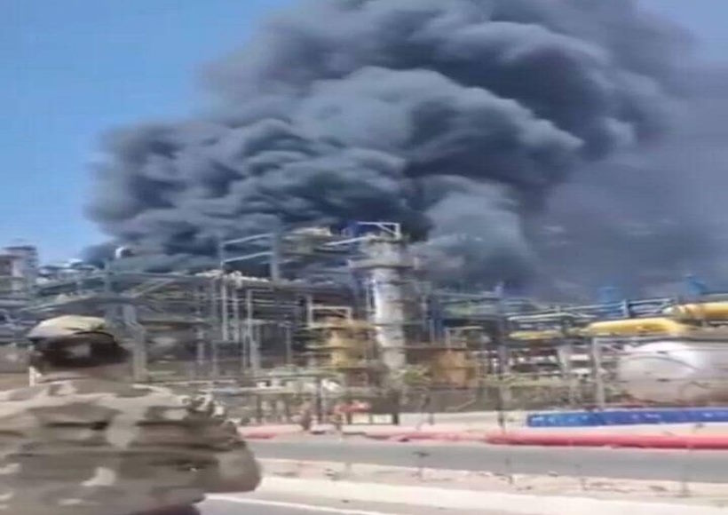 राजस्थान के बाड़मेर रिफाइनरी में आग से मचा हड़कंप (तस्वीर क्रेडिट@foxromz)