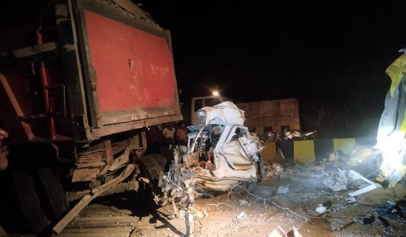 मिर्जापुर में भीषण सड़क हादसा (तस्वीर क्रेडिट@AjayDwi65357304)