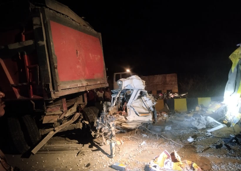 मिर्जापुर में भीषण सड़क हादसा (तस्वीर क्रेडिट@AjayDwi65357304)