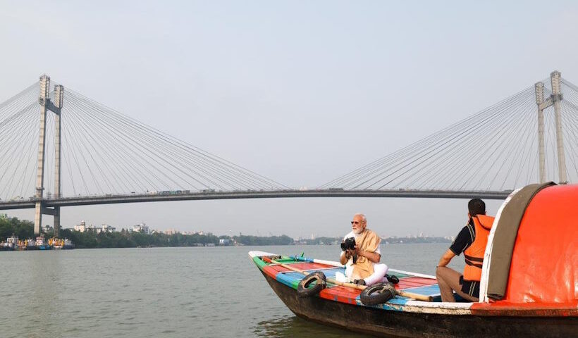 कोलकाता में हुगली तट पर पीएम मोदी ने जताई माँ गंगा के प्रति आस्था (तस्वीर क्रेडिट@ransinghBJP)