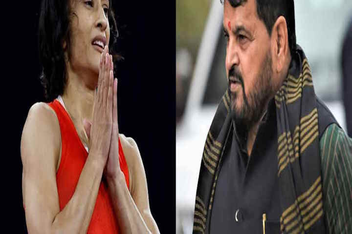 विनेश फोगाट और पूर्व कुश्ती महासंघ अध्यक्ष बृज भूषण शरण सिंह (तस्वीर क्रेडिट@Gurdayal_1984)