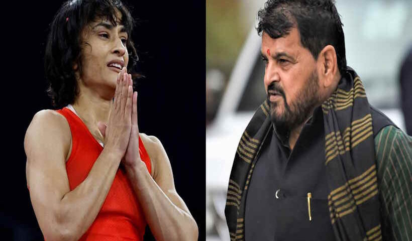 विनेश फोगाट और पूर्व कुश्ती महासंघ अध्यक्ष बृज भूषण शरण सिंह (तस्वीर क्रेडिट@Gurdayal_1984)