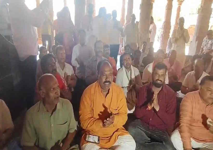 भोजशाला को मंदिर मानने के हाईकोर्ट के फैसले के बाद शुरू हुई पूजा (तस्वीर क्रेडिट@np_nationpress)