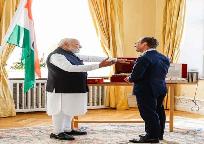 पीएम मोदी और उल्फ क्रिस्टर्सन ने किया विशेष उपहारों का आदान-प्रदान (तस्वीर क्रेडिट@TawdeVinod)