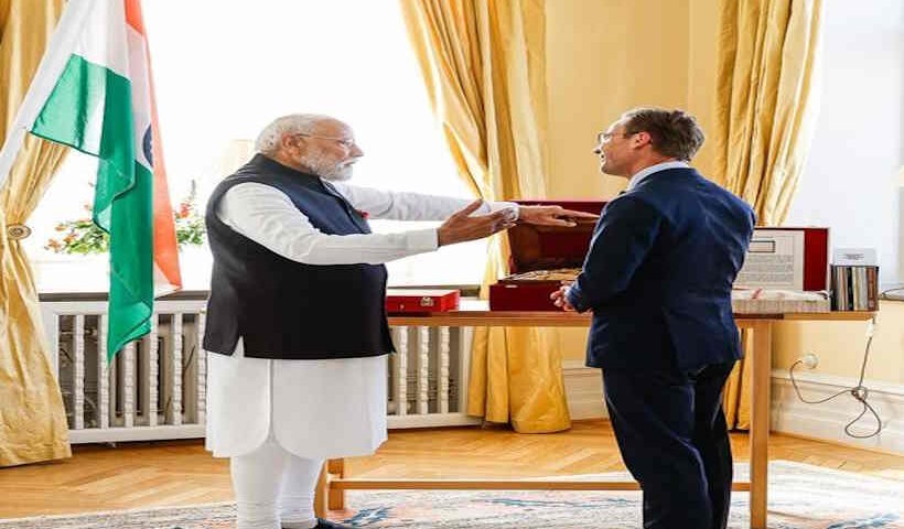 पीएम मोदी और उल्फ क्रिस्टर्सन ने किया विशेष उपहारों का आदान-प्रदान (तस्वीर क्रेडिट@TawdeVinod)