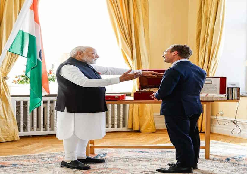 पीएम मोदी और उल्फ क्रिस्टर्सन ने किया विशेष उपहारों का आदान-प्रदान (तस्वीर क्रेडिट@TawdeVinod)