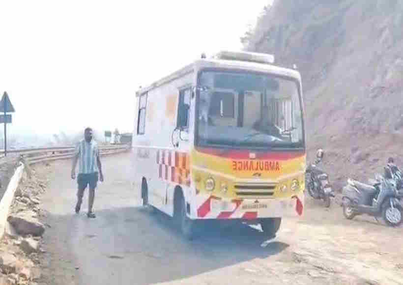 महाराष्ट्र के रायगढ़ की घाटी में पर्यटक वाहन गिरने से आठ लोगों की मौत (तस्वीर क्रेडिट@rashtra_press)