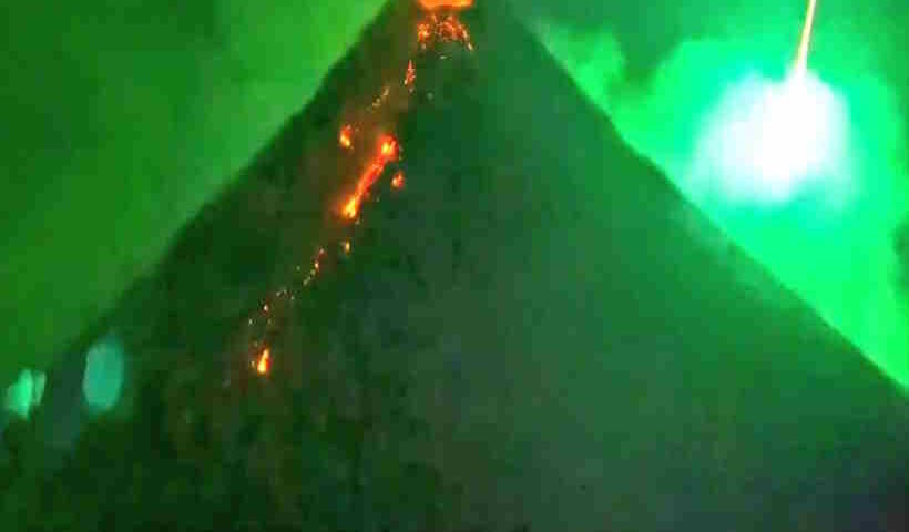 सक्रिय मायोन ज्वालामुखी के ऊपर से गुजरा हरे रंग का उल्कापिंड (तस्वीर क्रेडिट@Dear__People_)