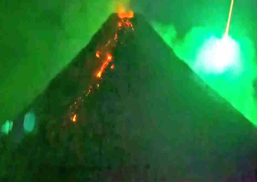 सक्रिय मायोन ज्वालामुखी के ऊपर से गुजरा हरे रंग का उल्कापिंड (तस्वीर क्रेडिट@Dear__People_)